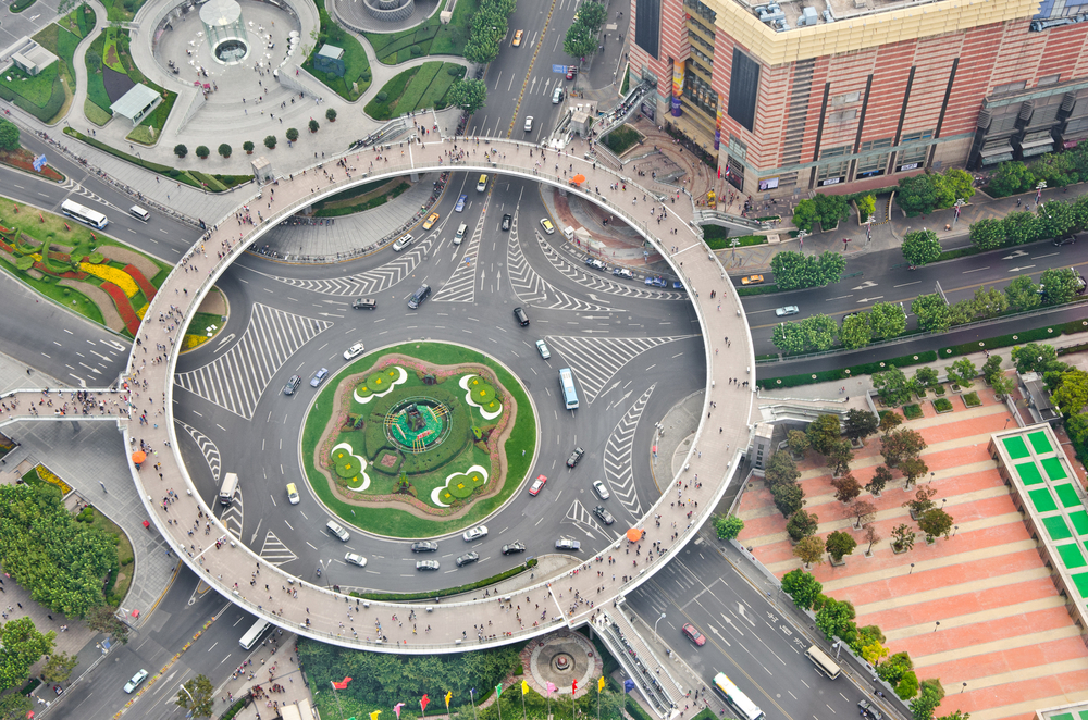 A passarela circular entre as torres de Lujiazui em Xangai vista de cima