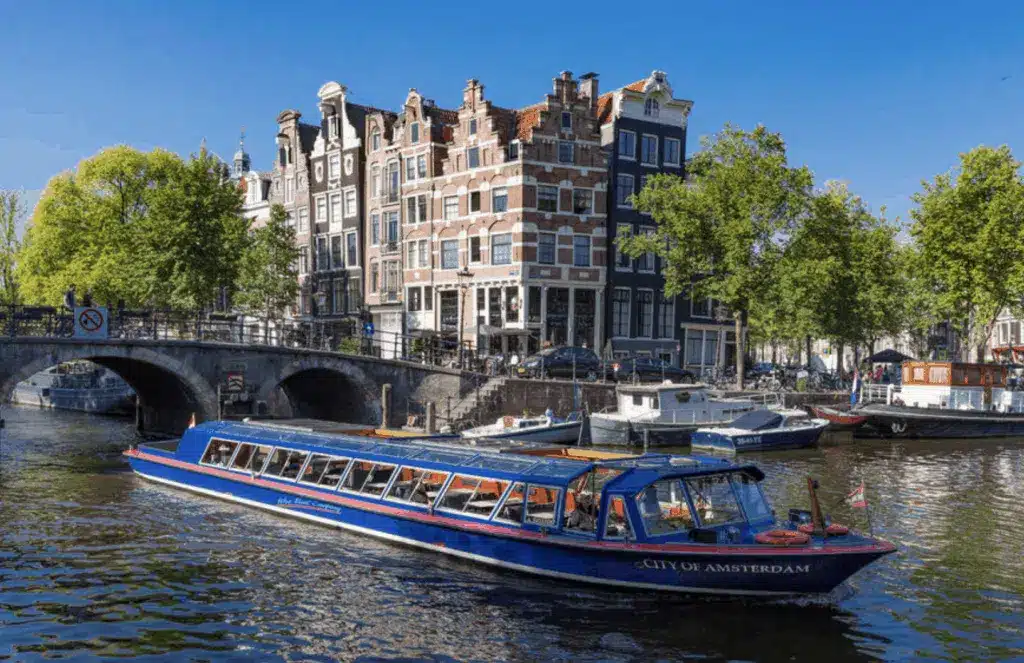 Passeio de barco pelos canais de Amsterdam, uma das melhores coisas para fazer