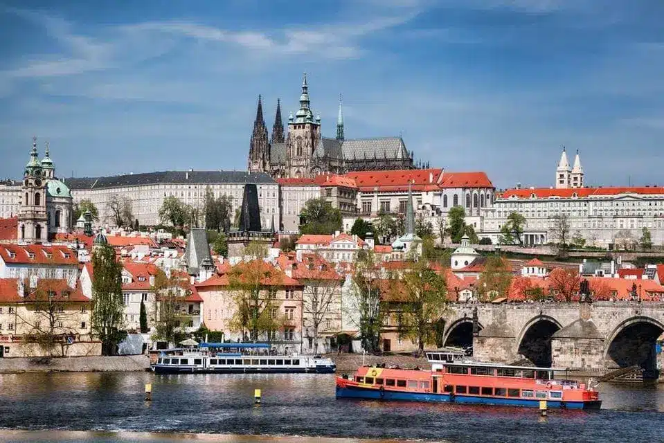 passeio de barco turístico em Praga