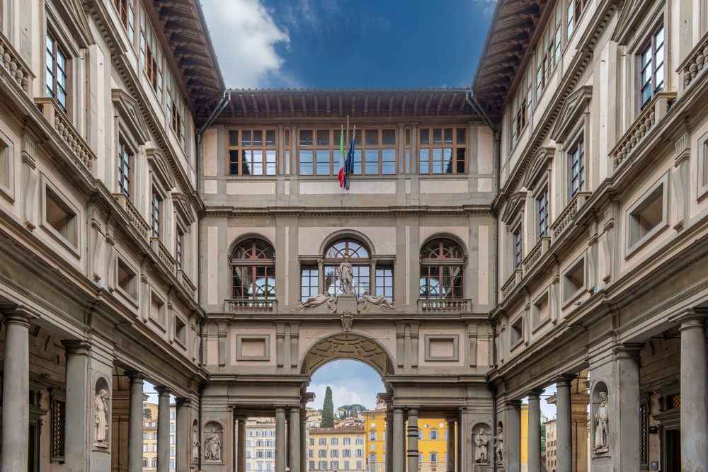 O pátio com arcadas da Galeria Uffizi em Florença