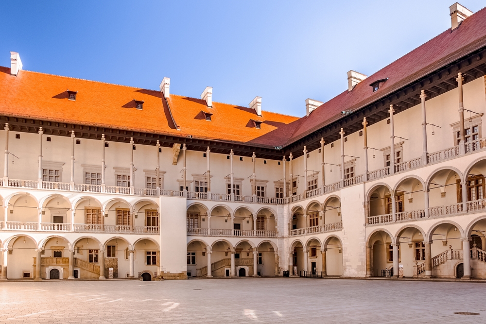O pátio com arcadas do Castelo de Wawel em Cracóvia
