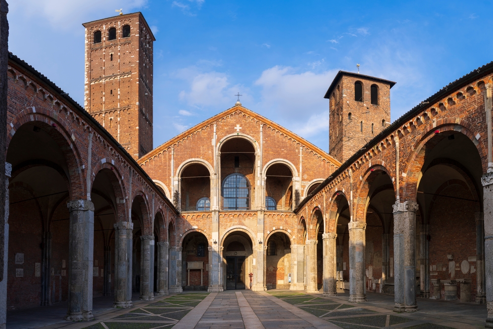 Pátio com colunatas da Basilica di Sant Ambrogio em Milão