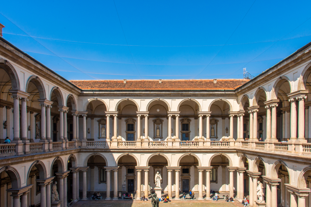 Pátio da Pinacoteca di Brera com a estátua de Napoleão