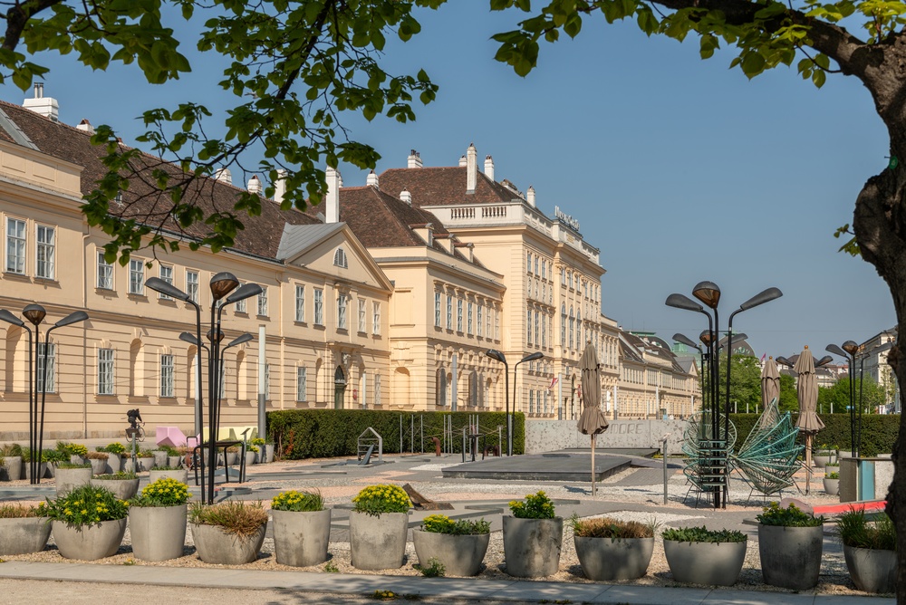 O pátio do MuseumsQuartier em Viena com lugares para sentar ao ar livre