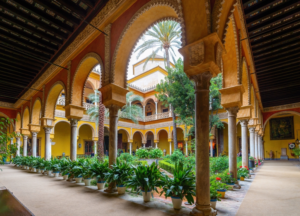 O pátio principal do Palacio de las Dueñas, em Sevilha