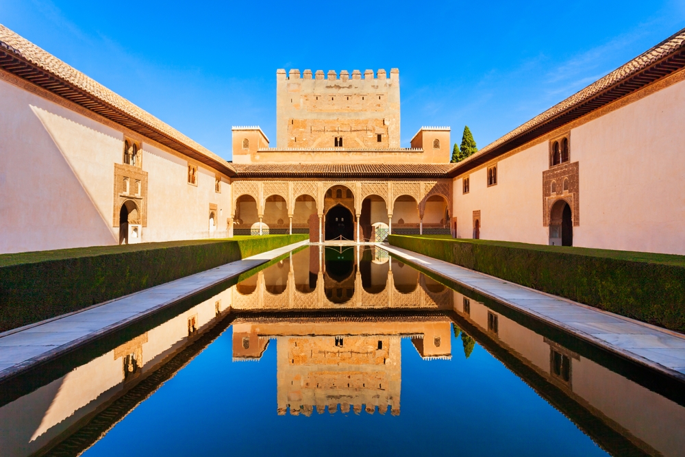 O Pátio dos Mirtos no Palácio de Comares, uma das partes centrais da Alhambra em Granada