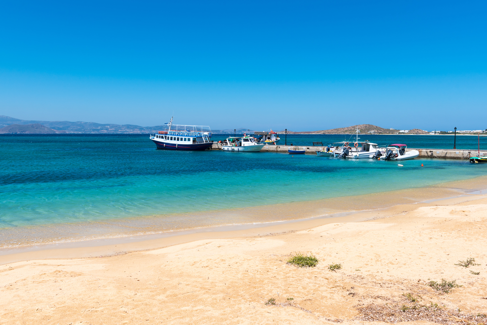 O pequeno porto de Agia Anna, em Naxos