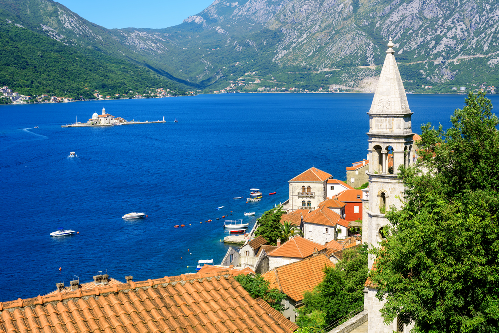 Perast na Baía de Kotor com a ilha de Nossa Senhora das Rochas