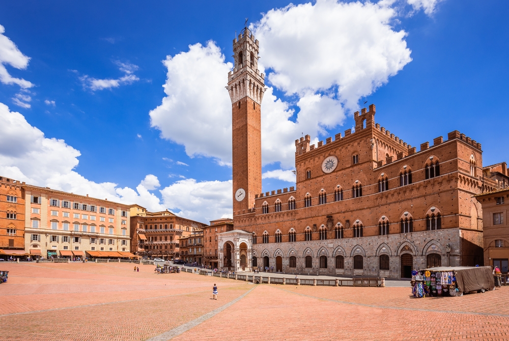 A Piazza del Campo com a prefeitura e a Torre del Mangia em Siena