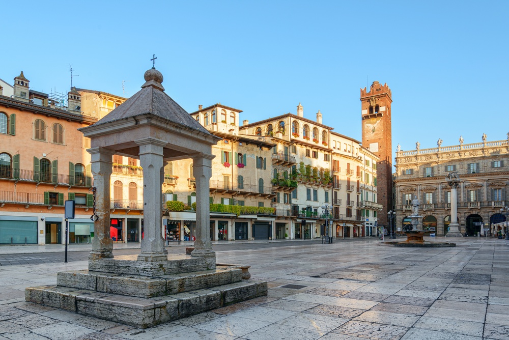 Piazza delle Erbe no Centro Histórico de Verona com os antigos palazzi ao redor da praça