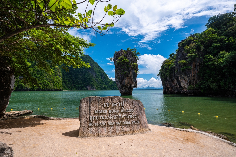 O pilar de rocha Ko Tapu na James Bond Island, na Baía de Phang Nga