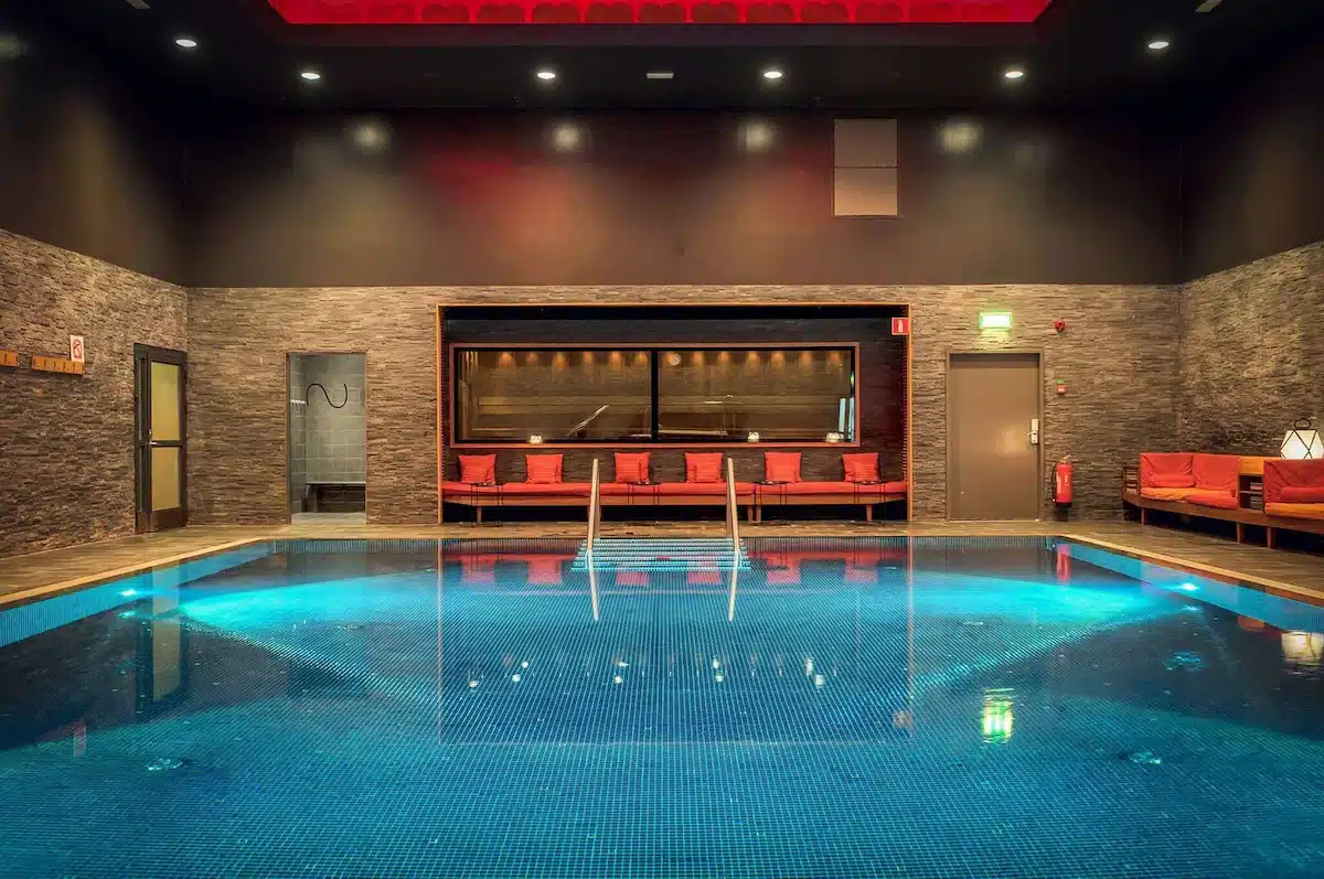 Piscina coberta do Elite Hotel Marina Tower