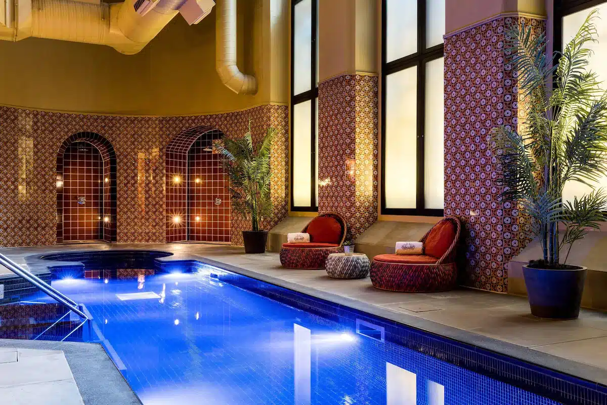 Piscina coberta do hotel em St Pancras, Londres, perto de Camden Town