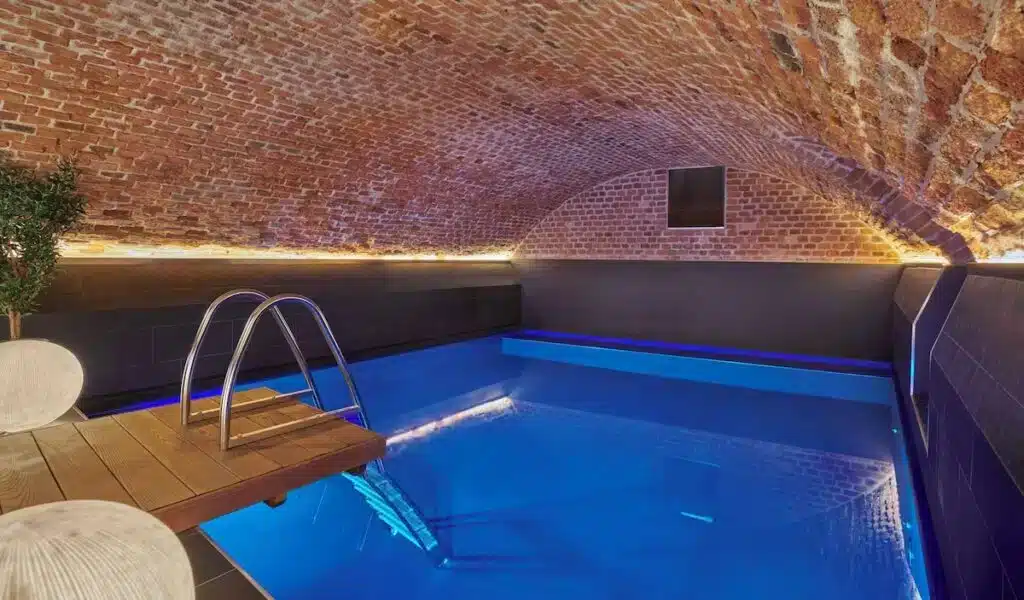Piscina coberta do Hôtel Reisen in The Unbound Collection by Hyatt