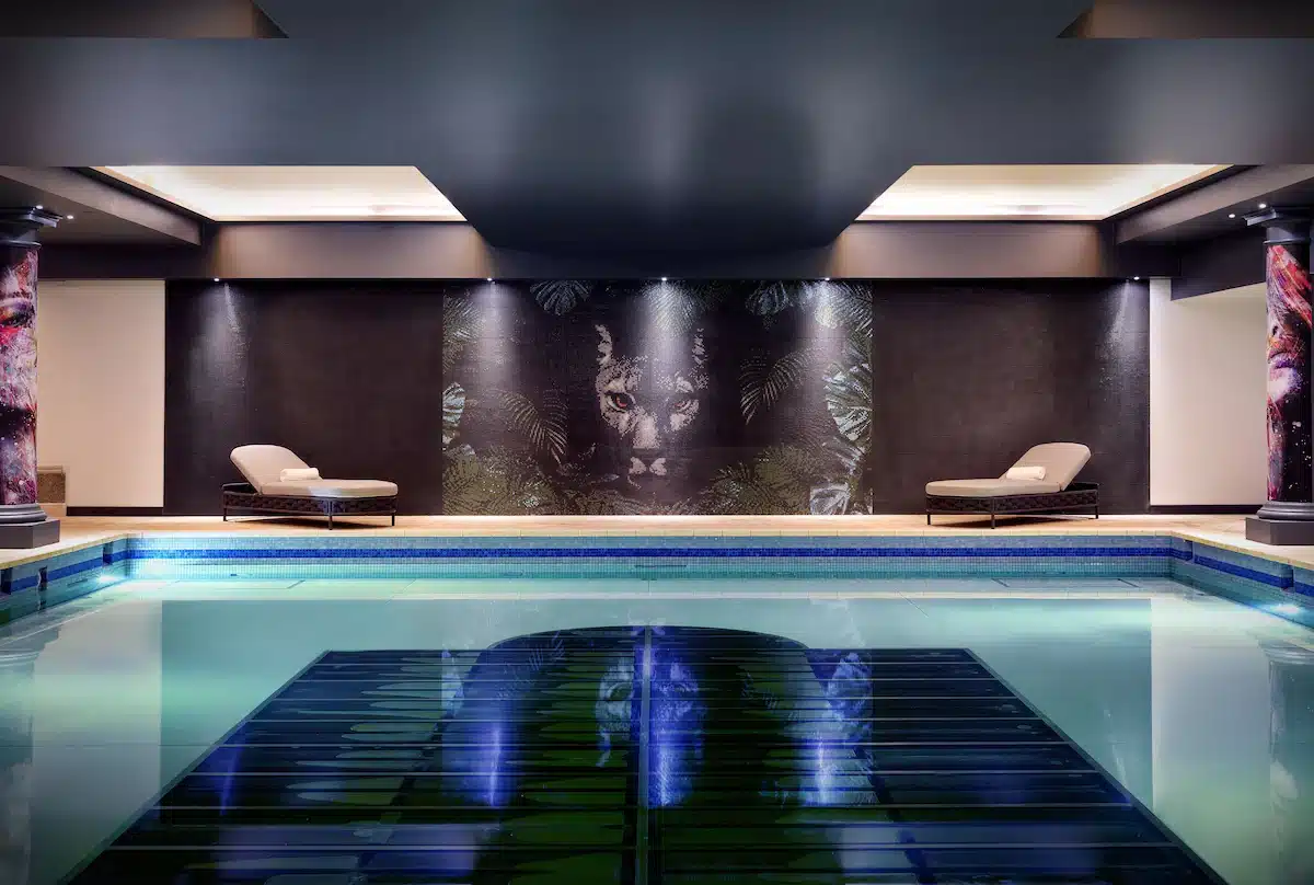 Piscina coberta do NYX Hotel London Holborn