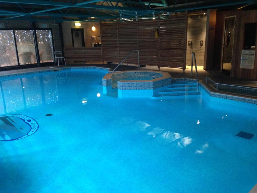 Piscina coberta do The Isles of Glencoe Hotel