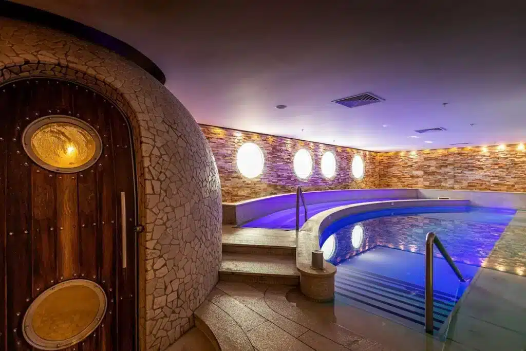 piscina coberta em hotel de nicósia