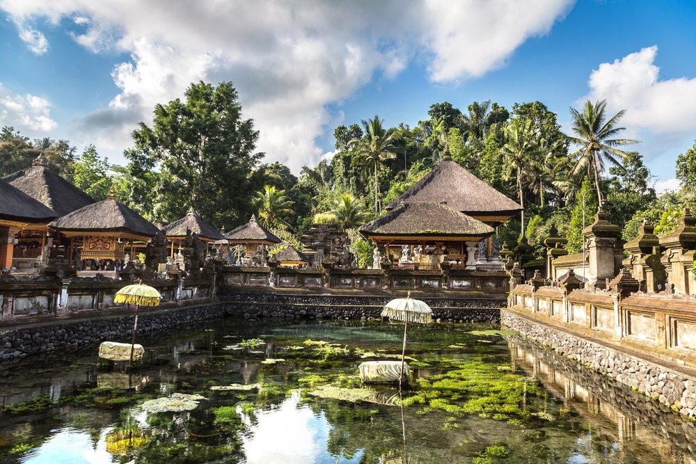 Piscina de água de nascente sagrada no Templo Tirta Empul, em Bali