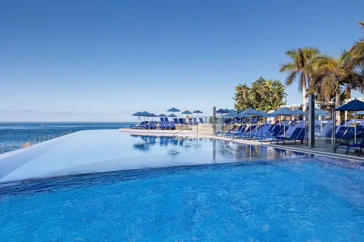 piscina de borda infinita do marina suites
