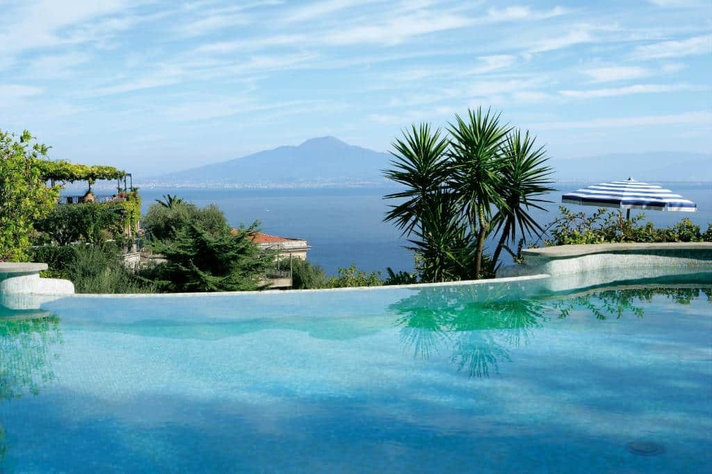 piscina de borda infinita em hotel de sorrento