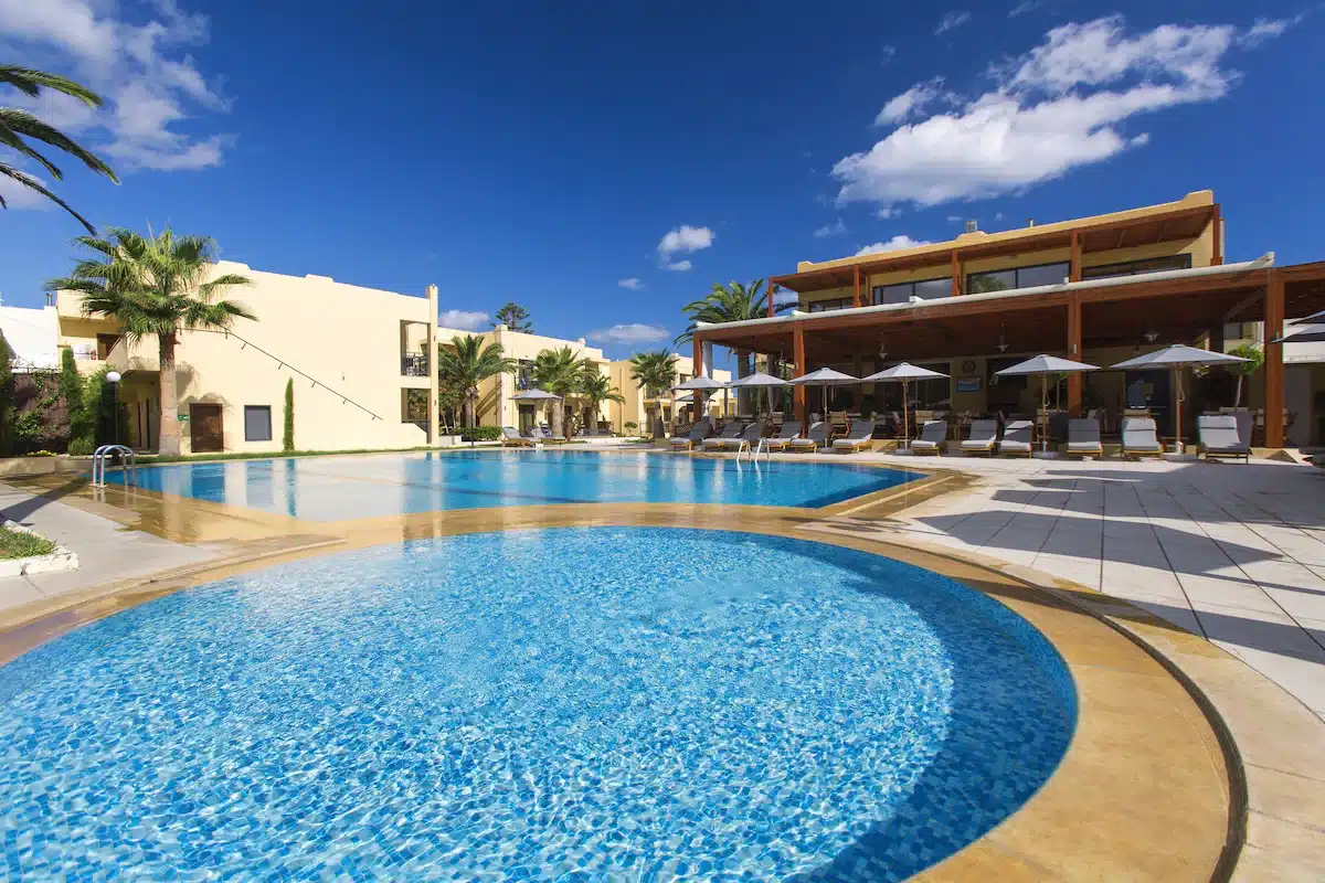 Piscina do Atlantis Beach Hotel
