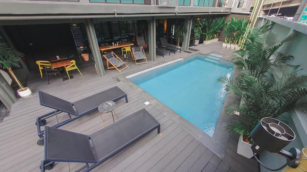 Piscina do Hotel Ordinary Bangkok