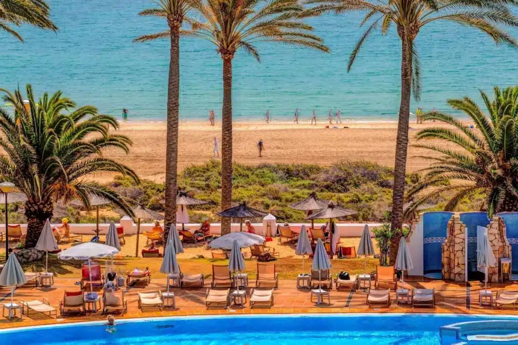 Piscina do SBH Costa Calma Palace Thalasso & Spa à beira da praia