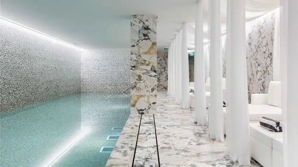 Piscina do Wine & Books Porto Hotel