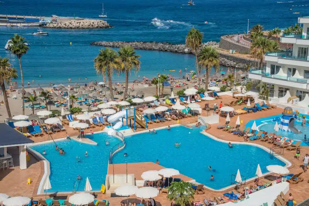Piscina e praia do HOVIMA La Pinta Beachfront Family Hotel