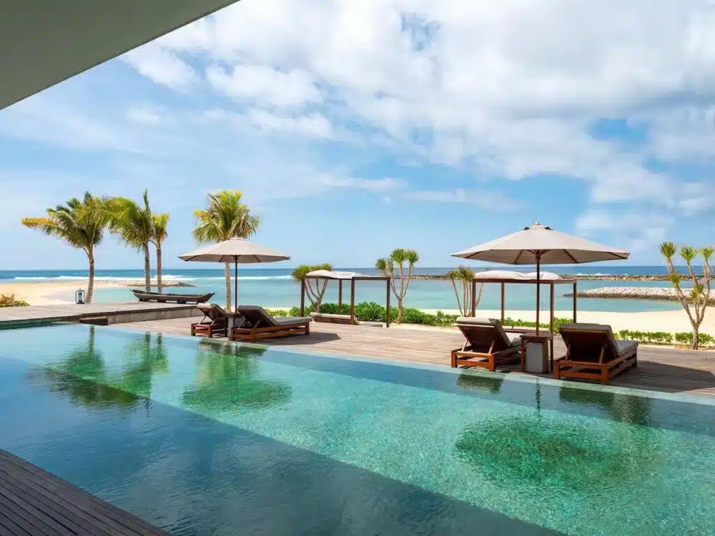 Piscina e praia do The Apurva Kempinski Bali