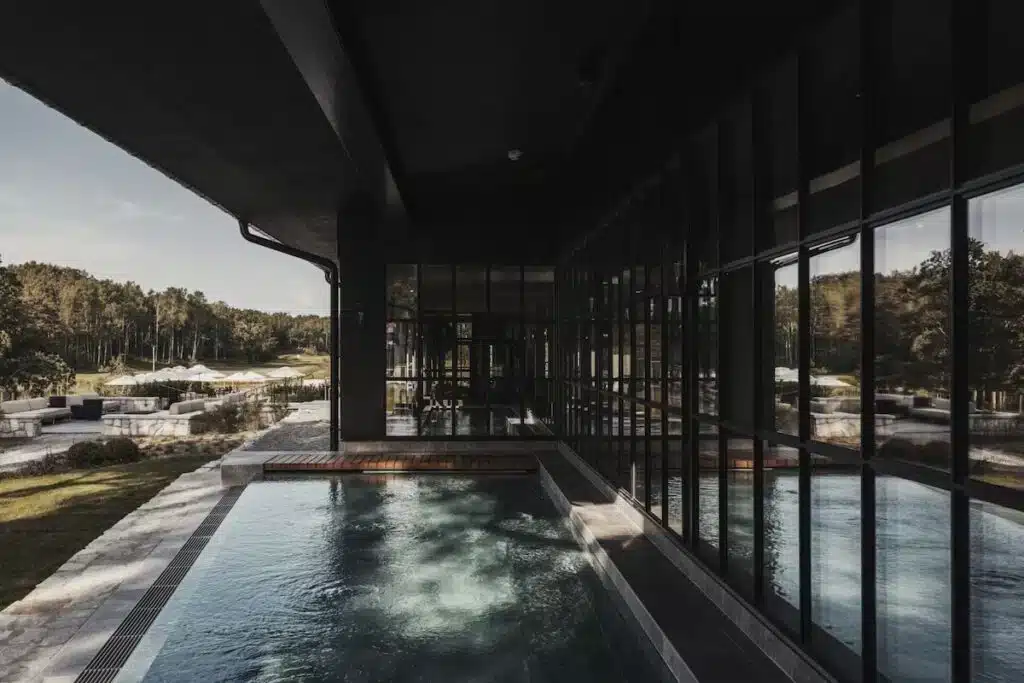 Piscina externa do Smådalarö Gård, hotel perto de Estocolmo