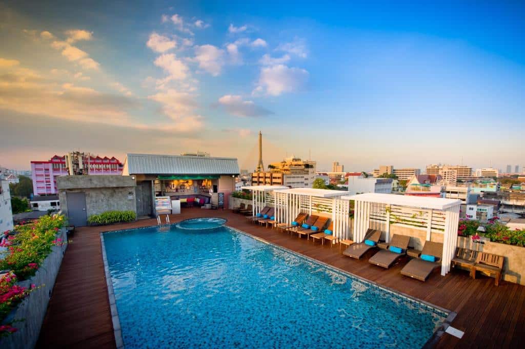 Piscina na cobertura do Nouvo City Hotel