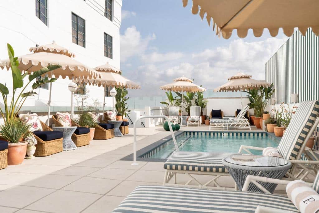 Piscina no rooftop do Palihouse West Hollywood