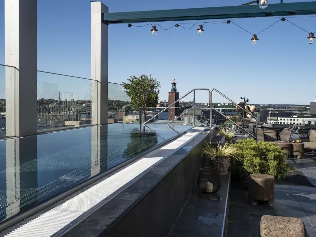 Piscina no terraço do Downtown Camper by Scandic em Estocolmo