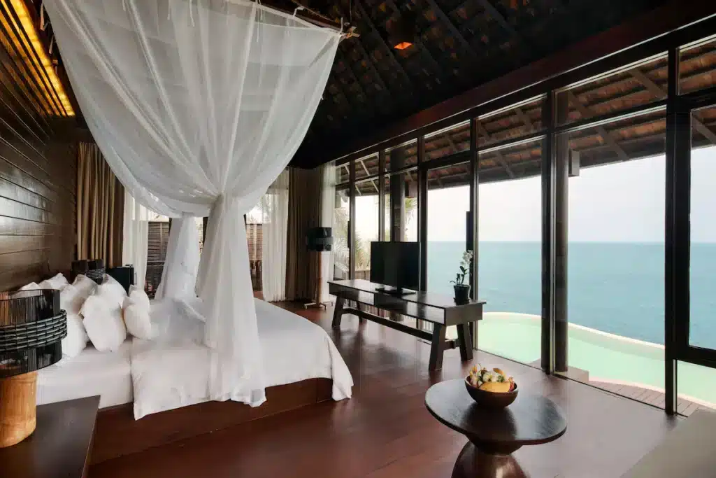Piscina privativa com vista para o mar no Silavadee