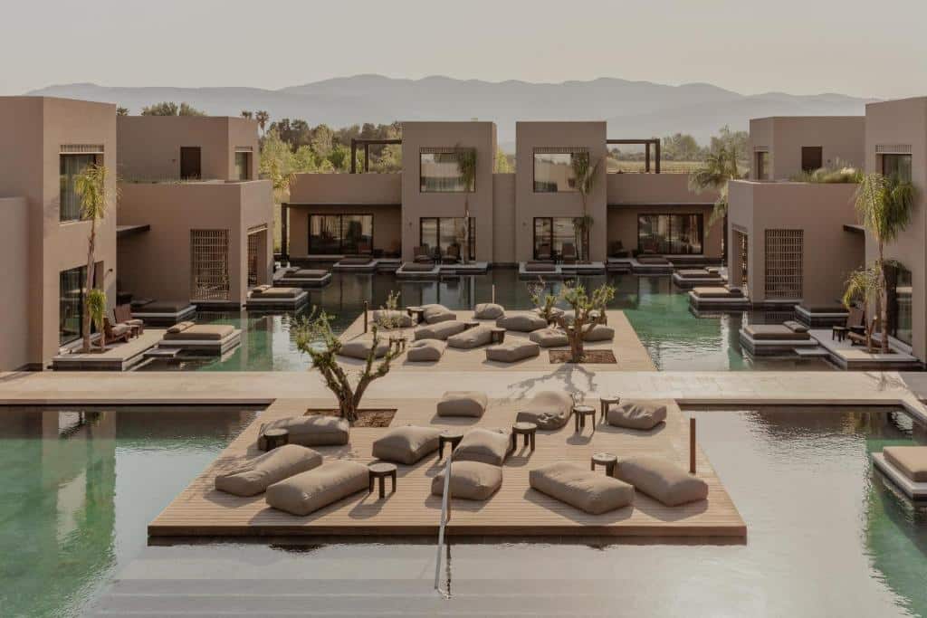 Piscinas e espreguiçadeiras entre os prédios do Casa Cook Samos