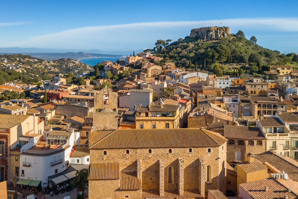 A pitoresca cidade de Begur, na Costa Brava, com o castelo medieval no morro