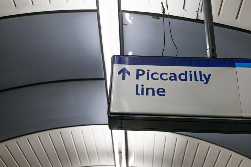 Placa da Piccadilly line em uma estação do metrô de Londres
