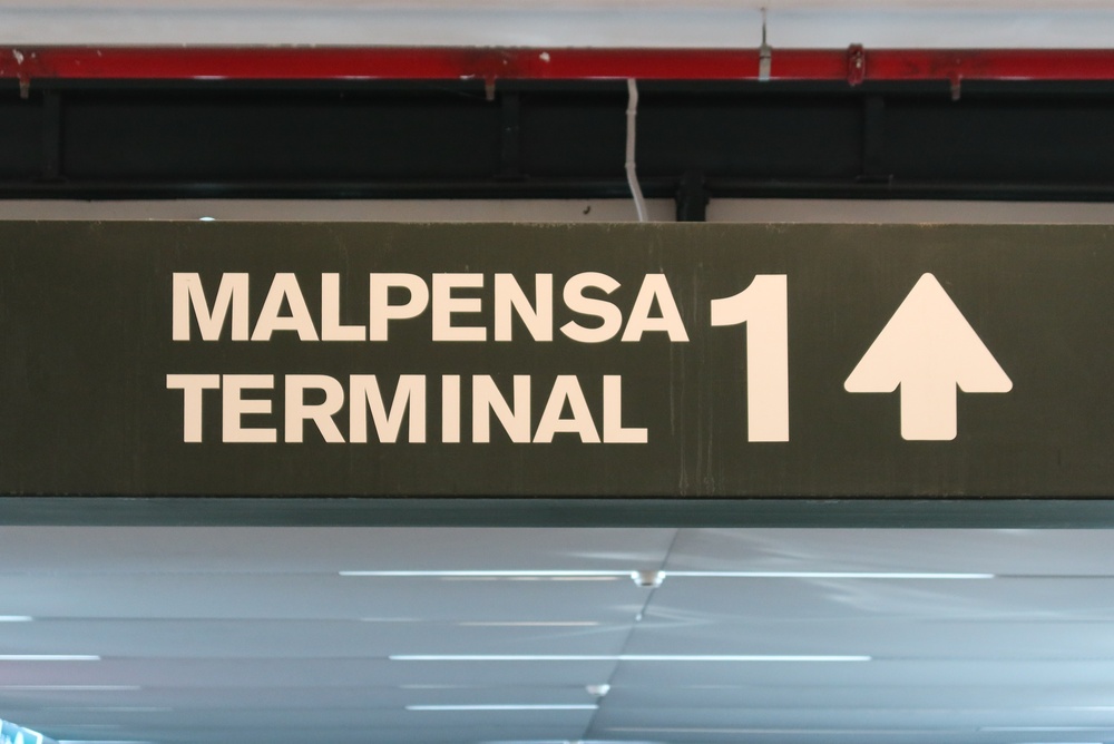 Placa do Terminal 1 no aeroporto de Milão Malpensa