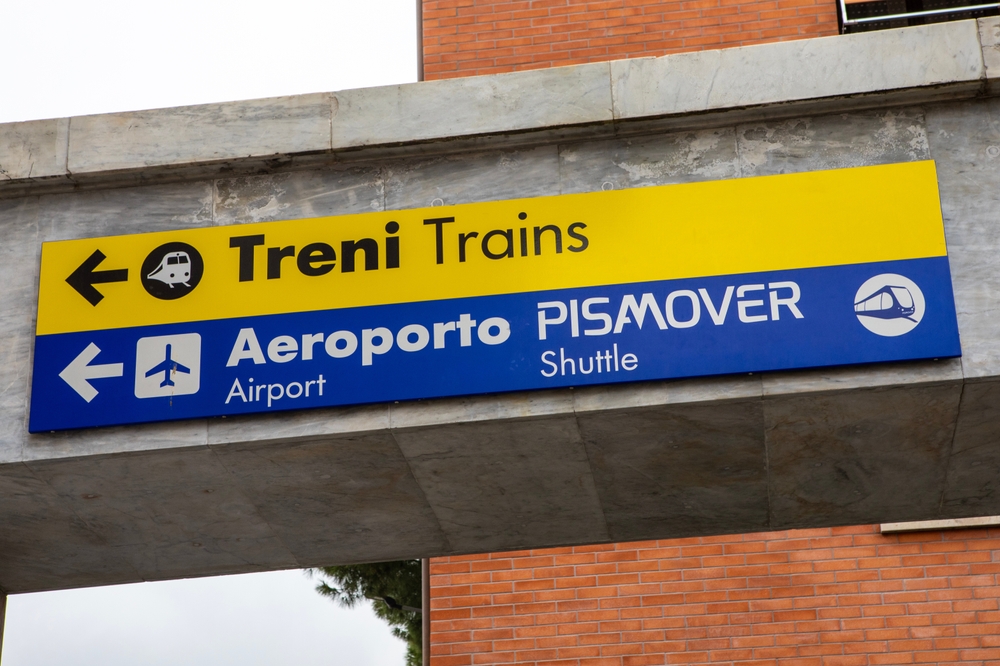 Placas em Pisa Centrale indicando os trens, o aeroporto e o trem expresso