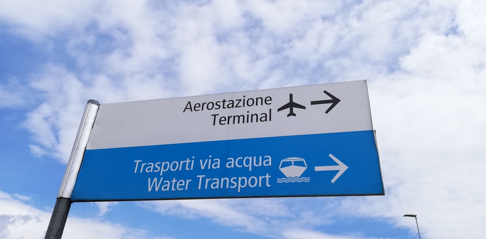 Placas indicando o transporte aquático no Aeroporto Marco Polo, em Veneza
