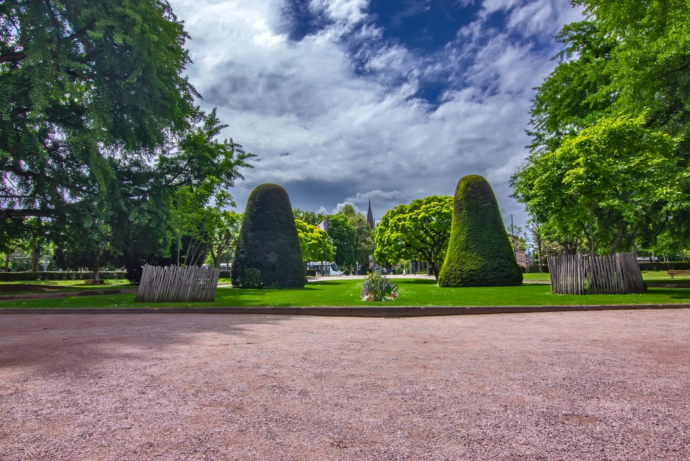 A Place de la République com árvores e jardins na Neustadt, em Estrasburgo