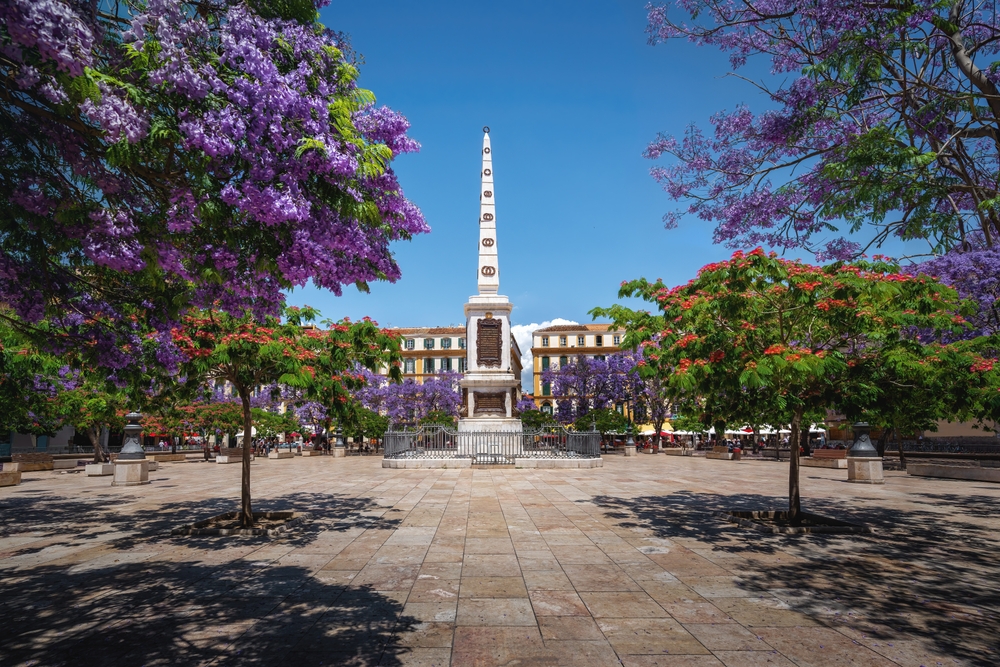 A Plaza de la Merced com o obelisco de Torrijos, em Málaga
