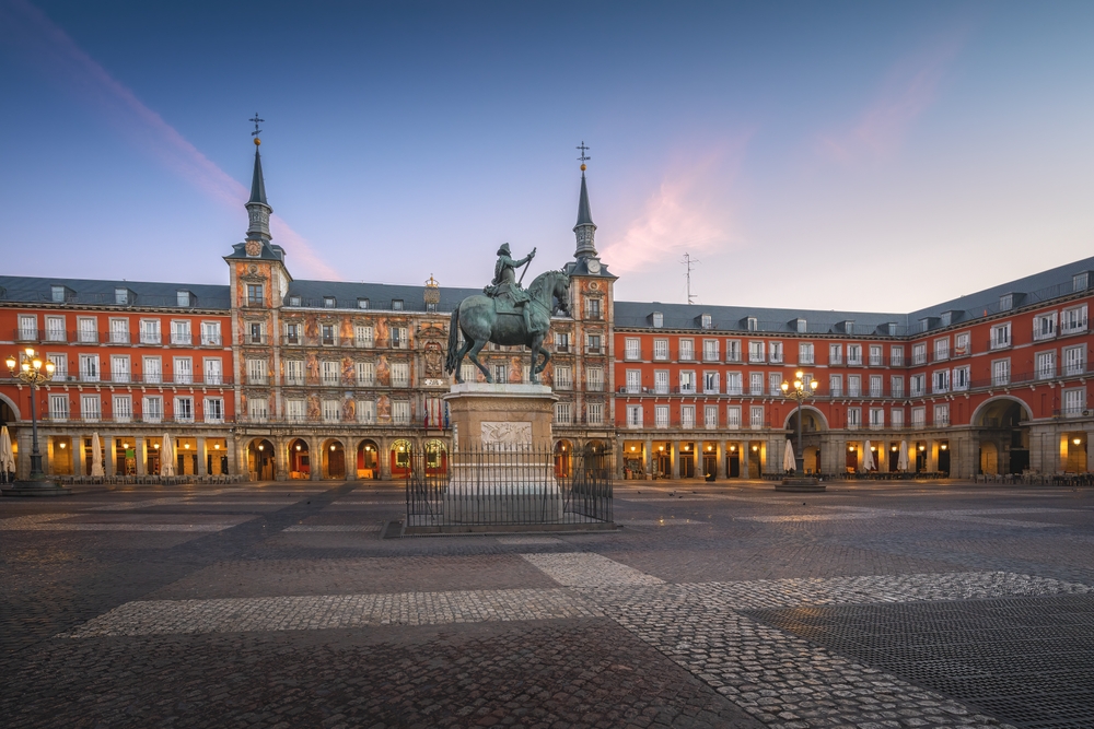 A Plaza Mayor de Madri ao nascer do sol, com a estátua equestre de Filipe III