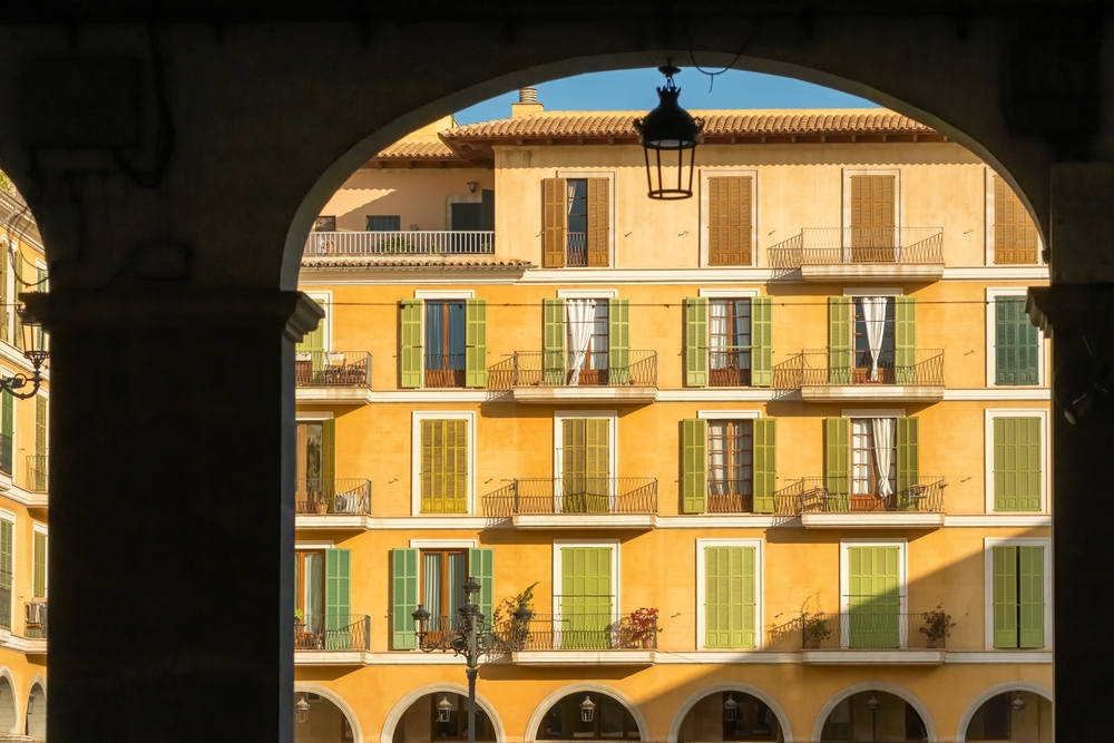 Plaza Mayor no Centro Histórico de Palma de Maiorca vista através de um arco de pedra