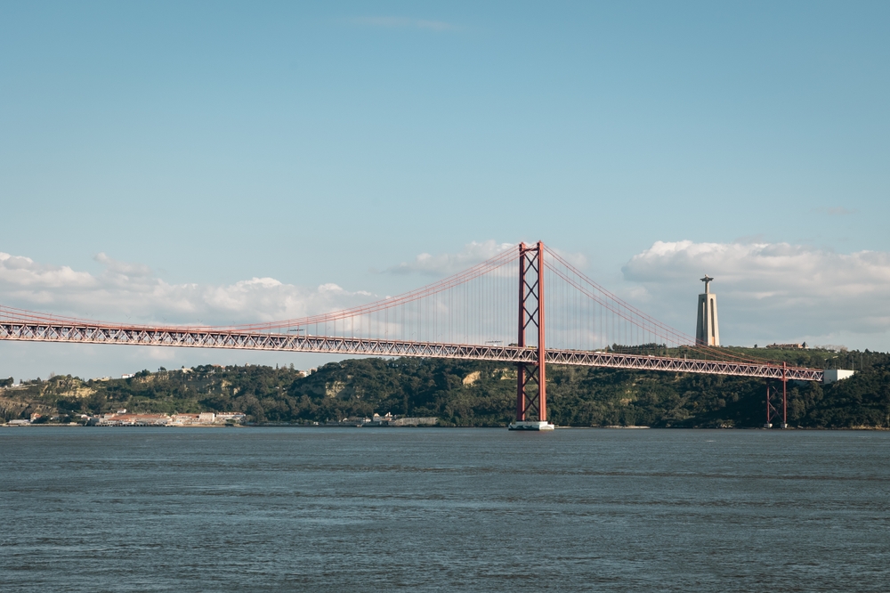 Ponte 25 de Abril e Cristo Rei sobre o Tejo, em Lisboa