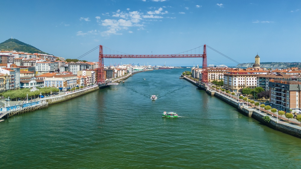 Vista aérea da Ponte de Biscaia, a Puente Bizkaia, em Getxo