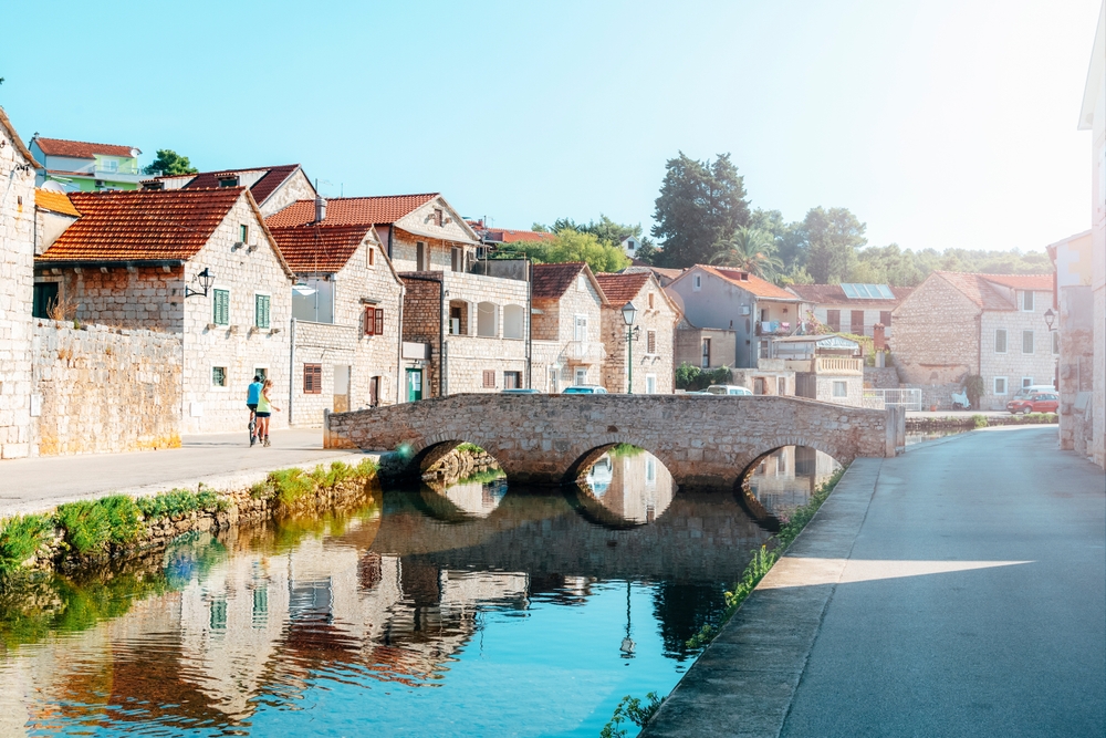 Ponte de pedra sobre o canal em Vrboska, em Hvar