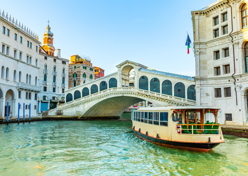 Ponte de Rialto e um vaporetto em Veneza