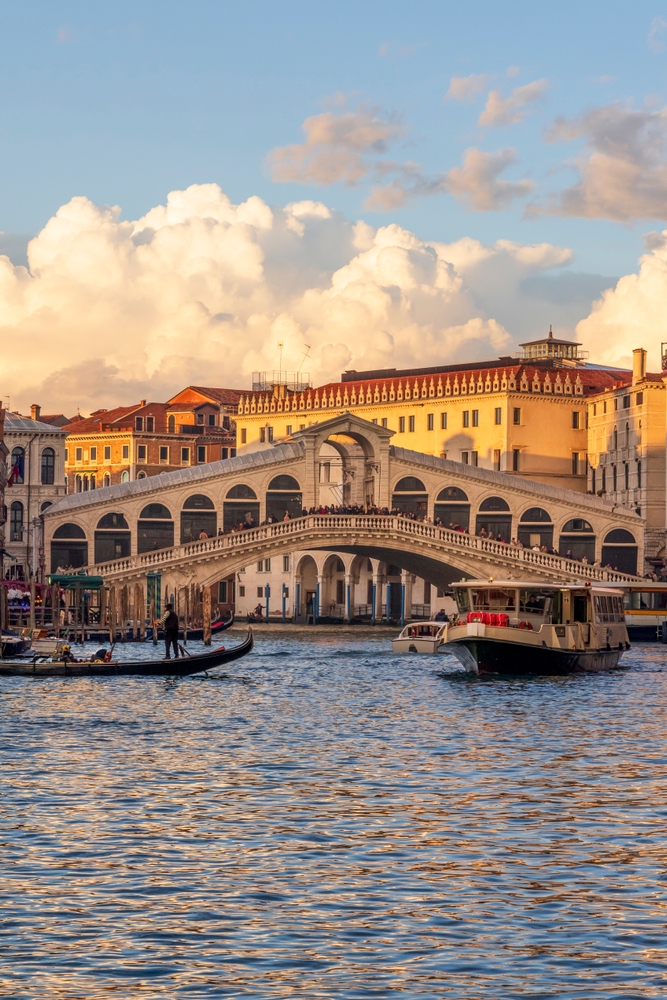 Ponte de Rialto sobre o Grande Canal em Veneza